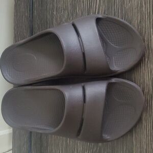 OOFOS Ooah Slip On Slide Sandal Brown Recovery Foam Shoe Unisex M5 W7